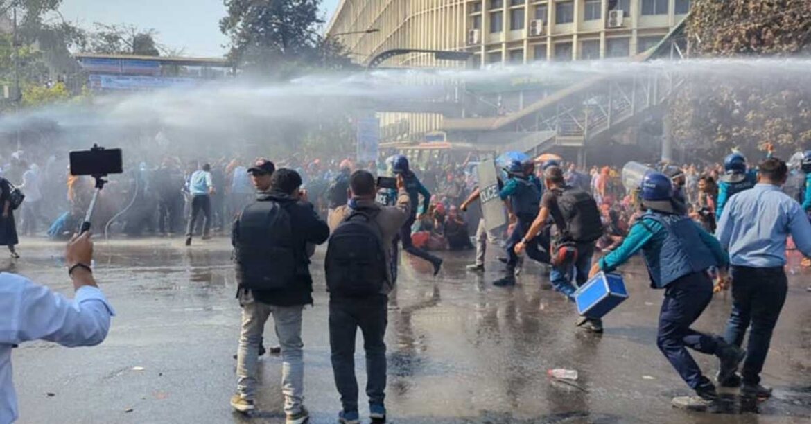 শাহবাগে আন্দোলনকারী শিক্ষকদের ওপর পুলিশের লাঠিচার্জ